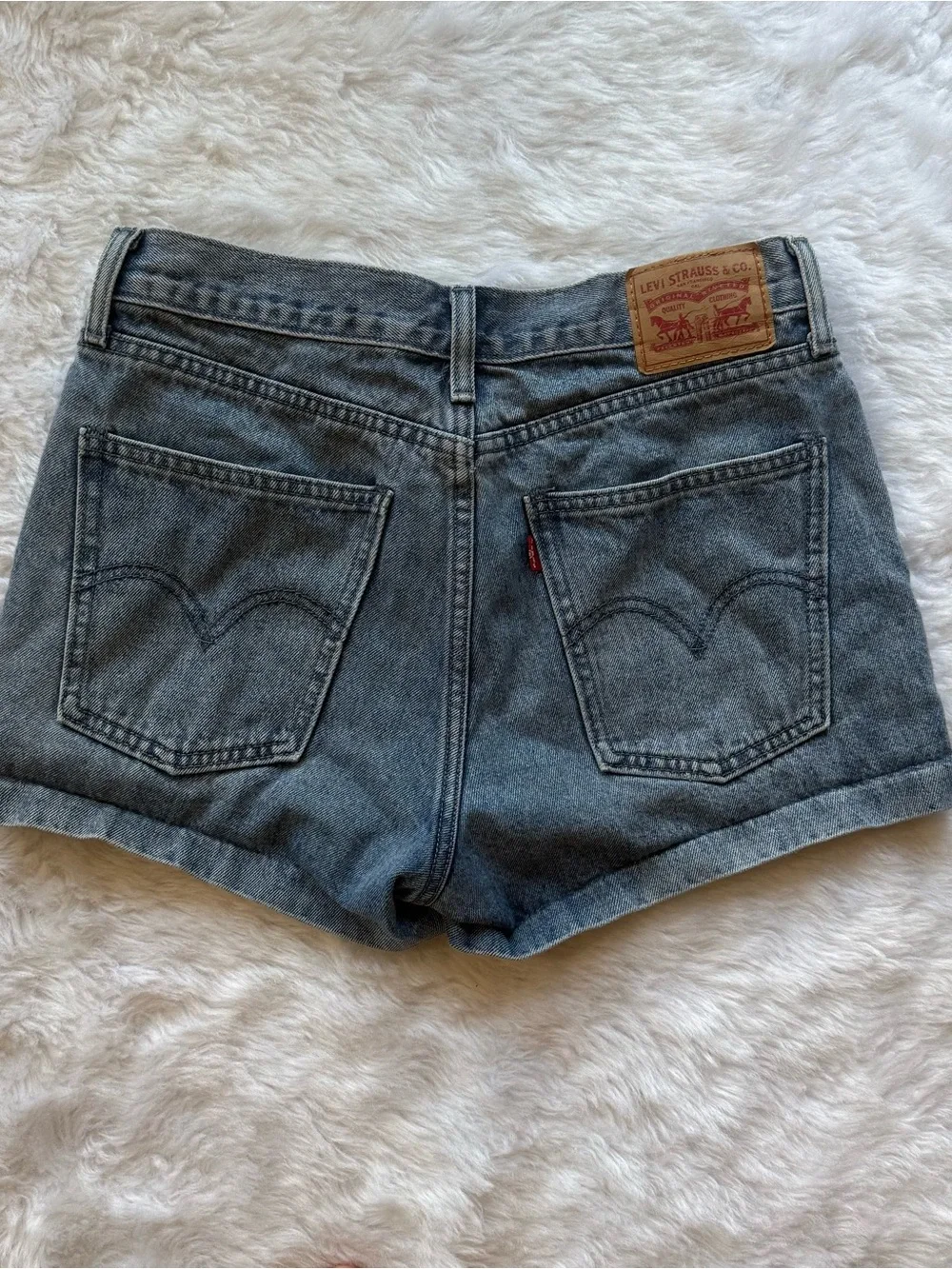 Levi’s mid rise medium wash denim jean shorts